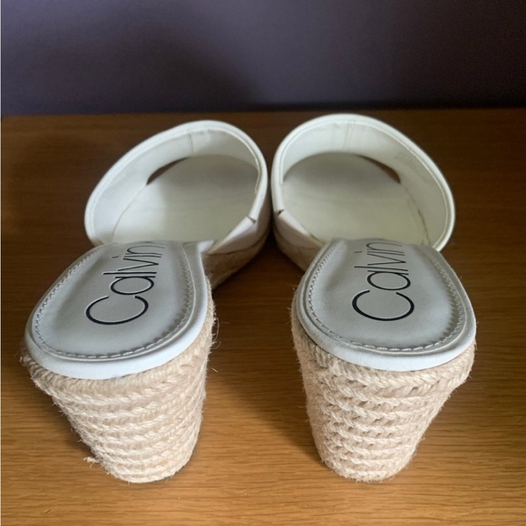 NEW size 7 1/2 Calvin Klein White wedges. - Picture 2 of 6